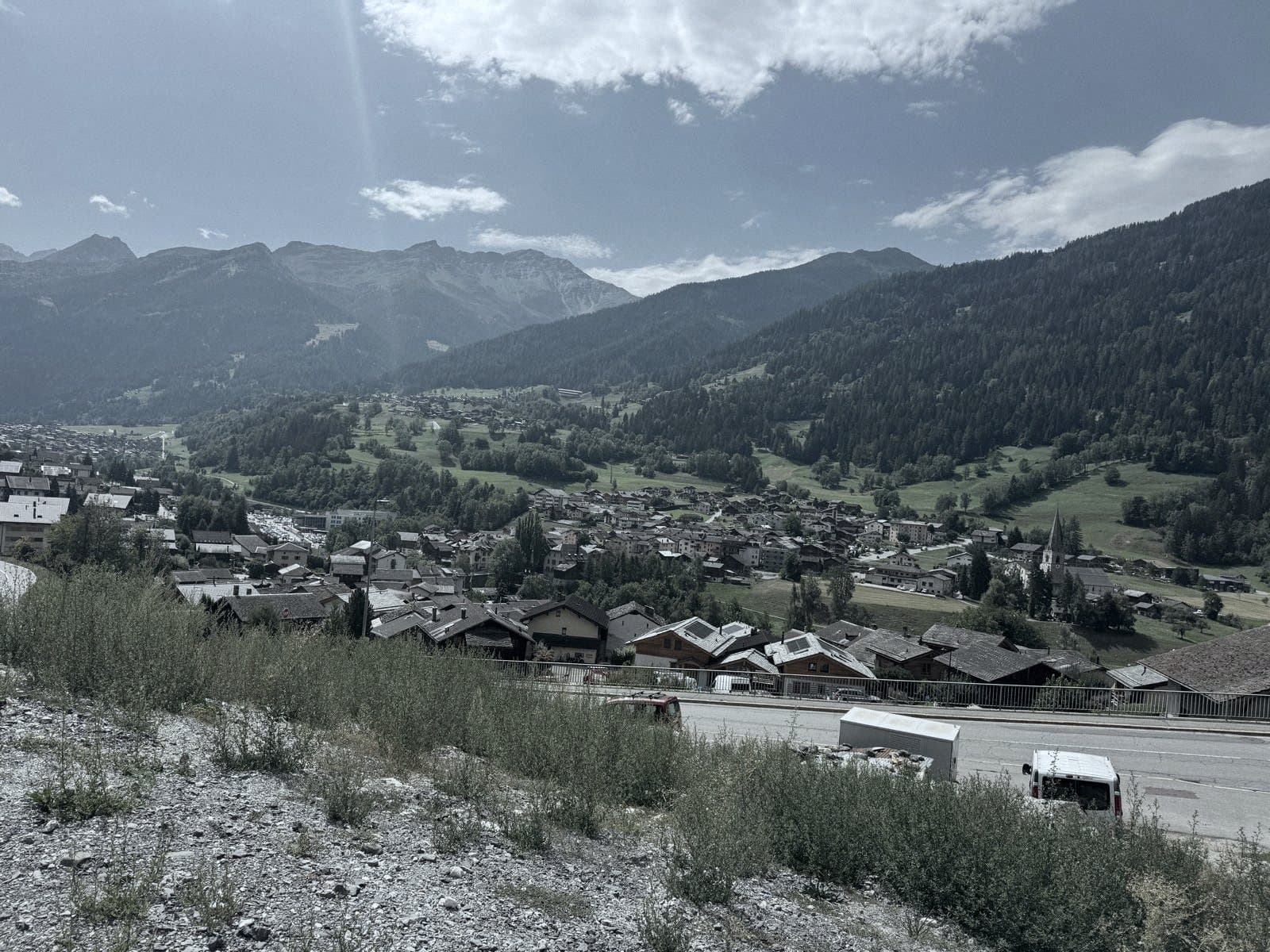 Les toits du Châble, le clocher et le fond du val de Bagnes depuis les hauts du village.